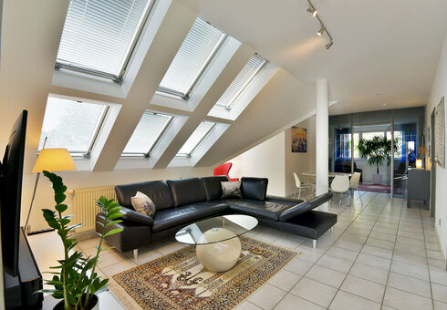 Große Ferienwohnung - Wohnzimmer mit Couch und TV