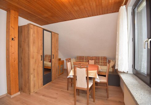Schrank und Tisch im Schlafzimmer