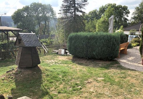 Garten mit kleiner Windmühle