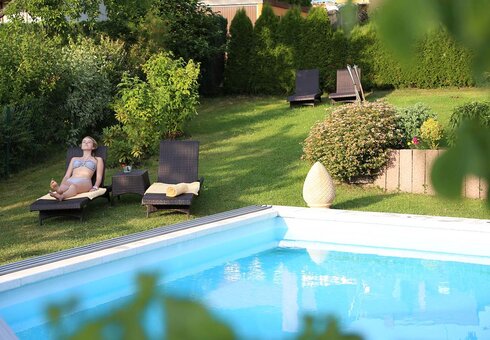 Pool und Liegewiese