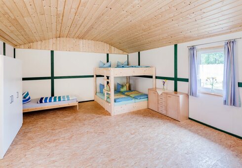 Komforthütte mit Stockbetten und Einzelbetten