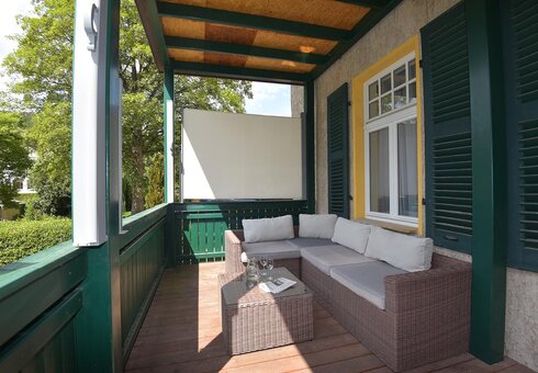 Balkon mit Gartenmöbeln