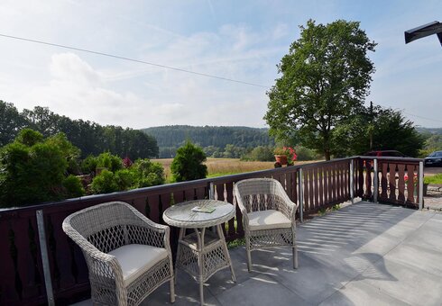 Terrasse mit Gartenmöbeln