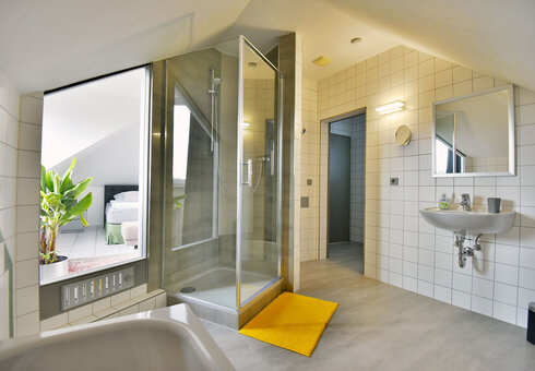 Große Ferienwohnung - Bad mit Fenster zum Schlafzimmer