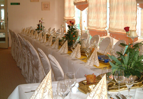 Festlich gedeckter Tisch im Restaurant