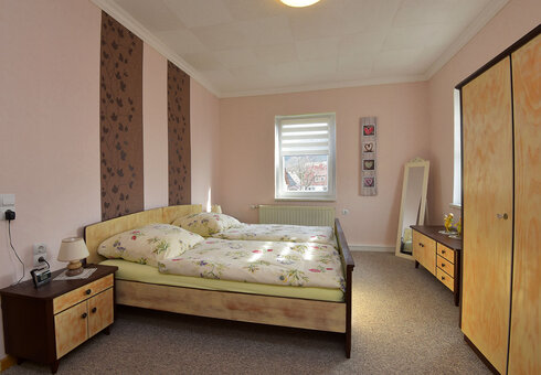 Schlafzimmer mit Doppelbett
