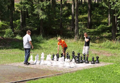 Schach spielen in der Natur