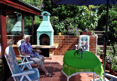 Terrasse mit Grillplatz im Garten