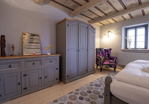 Schlafzimmer mit Doppelbett