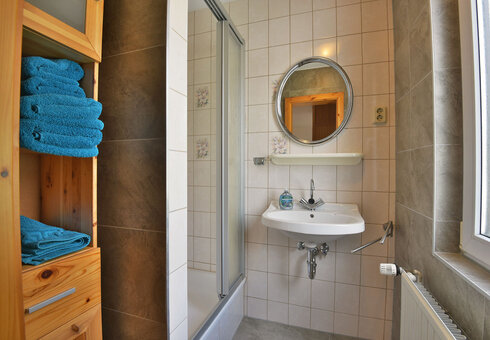 Bad mit Dusche und Waschbecken