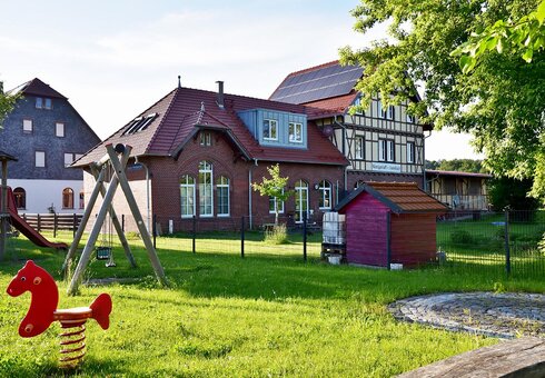 Spielplatz direkt neben dem Haus