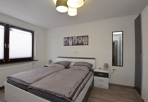 Schlafzimmer mit Doppelbett