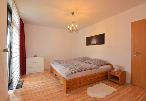 Schlafzimmer mit Doppelbett