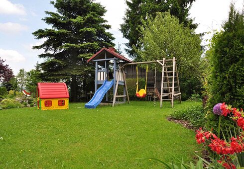 Spielplatz und Liegewiese
