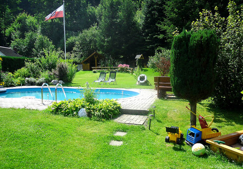 Liegewiese und Pool