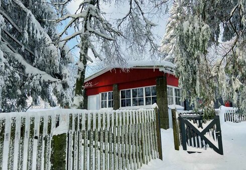 Skihütte im Winter
