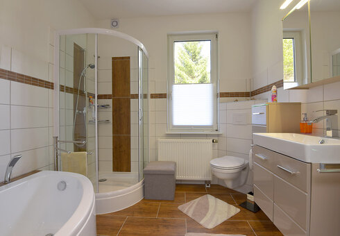 Bad mit Dusche / WC