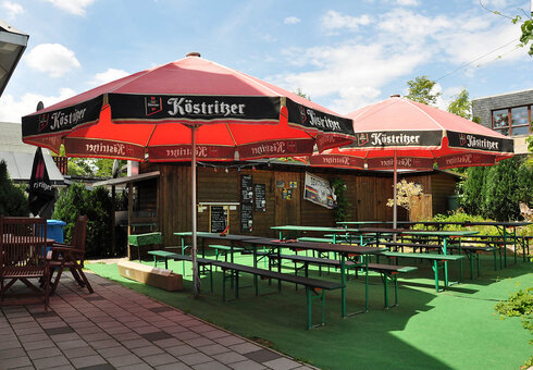 kleiner Biergarten am Haus