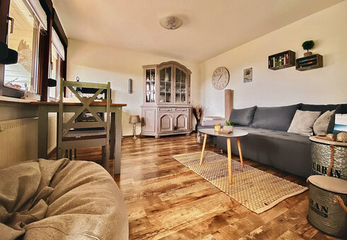 Wohnzimmer mit Couch und TV