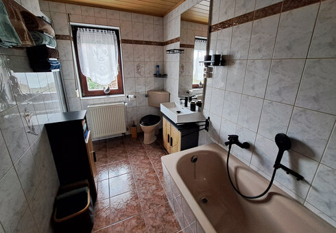 Bad mit Dusche, Wanne und WC