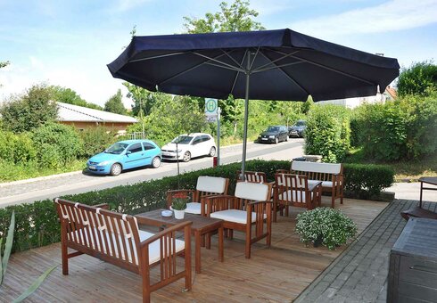 Terrasse vor dem Hotel
