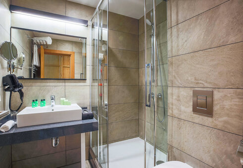 Bad mit Dusche/WC