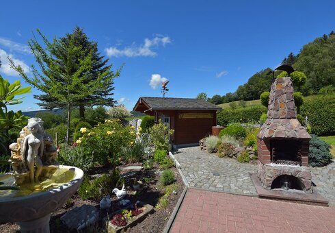 Garten mit Grill und Gartenhaus