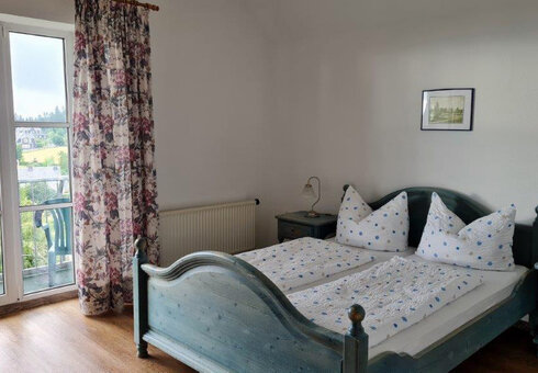 Blick in ein Gästezimmer im Sommer