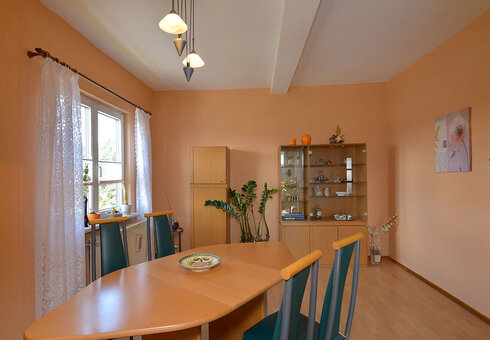 Wohnzimmer mit Tisch