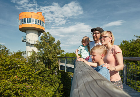 Familie auf dem Baumkronenpfad