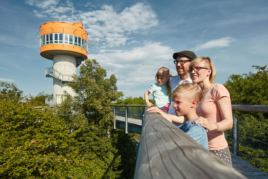 Familie auf dem Baumkronenpfad
