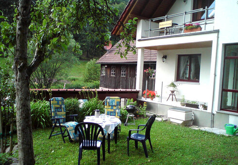 Garten mit Terrasse und Grillplatz