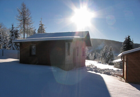 Ferienhaus, Seitenansicht im Winter