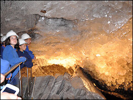 Besucher in der Kristallgrotte