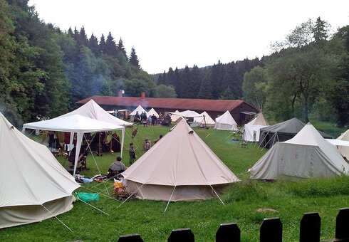 Zeltplatz oberhalb des Haupthauses