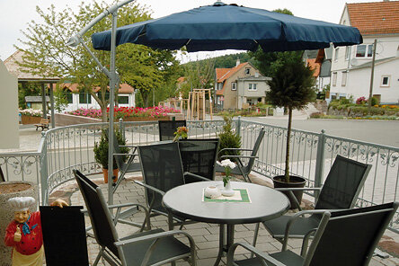 kleiner Biergarten vor dem Haus