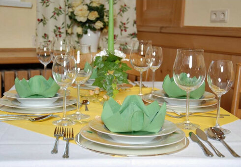 Liebevoll gedeckter Tisch