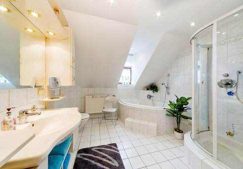 Bad mit Wanne und Dusche