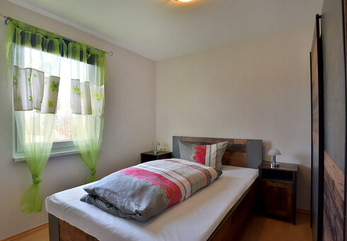 Schlafzimmer mit Schrank