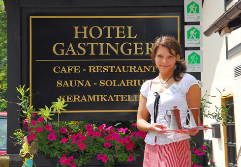 Kellnerin vorm Hotel Gastinger