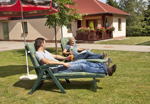 Liegewiese vor den Ferienhäusern