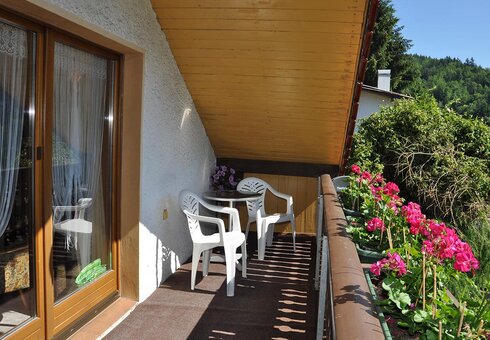 Balkon mit Gartenstühlen