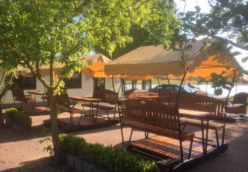 Imbiss mit Biergarten und Terrasse