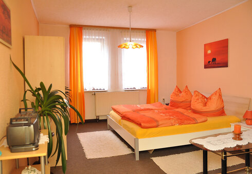 Schlafzimmer mit Doppelbett