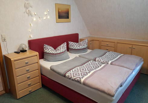 Schlafzimmer 1