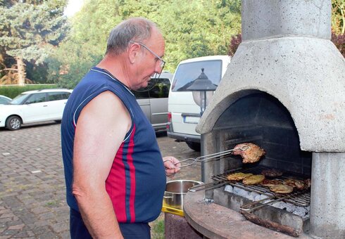 Grillen auf dem Hof