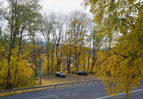großer hauseigener Parkplatz