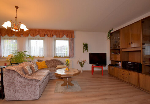 Wohnzimmer mit Couch und TV
