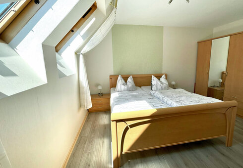 Schlafzimmer mit Doppelbett