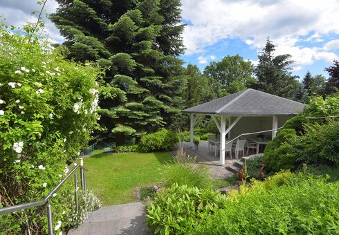 Garten mit Terrasse und Liegewiese